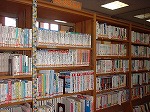 コーナーの棚には、音楽やスポーツ、進路の本もあります（中村図書館　ティーンズコーナー）の大きな画像へ