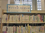 水色の看板が目印です。（中川図書館 ティーンズコーナー）の大きな画像へ