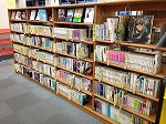 ティーンズコーナーには中高生のための本がいっぱい。（東図書館　2013年度のティーンズサポーターが始動しました)の大きな画像へ