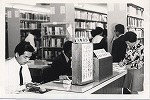 昭和40年代の館内の様子（2階カウンター付近）（西図書館　パネル展示「西図書館の歩み　1965－2015」）