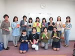 皆で記念撮影。中学生も2人参加してくれました（山田図書館　開館10周年記念行事【5】「ルリユール講座～素敵なマイ手帳を作りましょう！」）