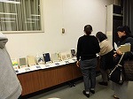 会場では、講演会で紹介した本やその他衣服の本の展示を行いました。（鶴舞中央図書館×名古屋市博物館企画展「採録　名古屋の衣生活　ブックトーク＋講座」）