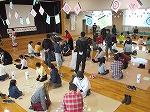 たくさんの参加者でにぎわいました。（山田図書館　「三ツ川カルタ大会2018」を行いました）