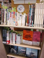 展示の様子です。普段は手に取りにくい大型の本もぜひご覧ください。（文化と芸術の秋に奈良の本　―中川図書館―）