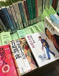 いろいろなジャンルの本があります（中川図書館　「ゆったりした活字で楽しむ文庫の名作」）