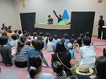 100人以上の親子が人形劇を楽しみました。（写真はペープサート）。（てんぱく図書館　夏のおたのしみ会）