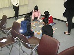 大学生が作った「本かるた」で遊びました。（愛知東邦大学（あいちとうほうだいがく）のお兄さん・お姉さんと本で遊ぼう！！）