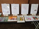 図書館の使い方を紹介するパネルと絵本を展示しました。（中川図書館　「としょかん出前教室　in　育メンパパはイケメンパパ！」）