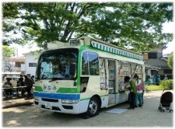 自動車図書館の利用風景