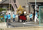 富田図書館の前をお祭りの列が通りました