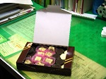 箱に並んだチョコレート
