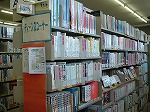 ティーンズコーナー全景。コンパクトなコーナーです。（千種図書館 ティーンズコーナー）の大きな画像へ