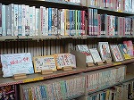 本の紹介ＰＯＰやおすすめ本を展示しています。（千種図書館 ティーンズコーナー）の大きな画像へ