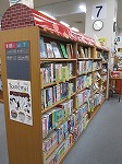 木目の書架に赤い屋根。小さなカフェに見えますか？（東図書館 ティーンズコーナー）の大きな画像へ