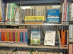 進路・仕事に迷ったらこちらの棚へ。（楠図書館 ティーンズコーナー）の大きな画像へ