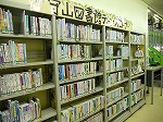 実用書と小説の棚。反対側には文庫があります。（守山図書館 ティーンズコーナー）の大きな画像へ