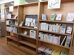 ティーンズコーナーの本棚です。（緑図書館 ティーンズコーナー）の大きな画像へ