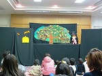 魔法でお花が咲きました。（港図書館　「こどもにんぎょうげき」の大きな画像へ）