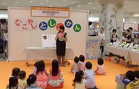 おはなし会の様子（鶴舞中央図書館　JR名古屋高島屋で「おはなし会」）の大きな画像へ