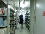 見渡す限り本棚が並んでいます。（鶴舞中央図書館　名古屋市図書館90周年「書庫見学ツアー～90年の秘密見せます！～」）の大きな画像へ