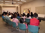 バンジーチャイムとは何かな？説明中です。（熱田図書館　親子で楽しい科学実験講座「バンジーチャイム演奏会」）