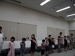 これもバンジーチャイムの演奏中。上手くできるかな？（熱田図書館　親子で楽しい科学実験講座「バンジーチャイム演奏会」）