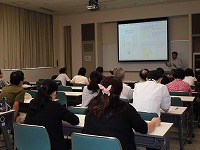 講演会の様子。(熱田図書館 講演会「建築都市のユニバーサルデザイン」)