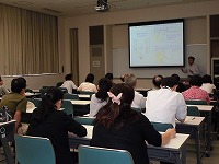 講演会の様子。（熱田図書館　講演会「建築都市のユニバーサルデザイン」）