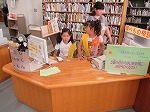 カウンター体験中。（東図書館　子ども図書館大使）の大きな画像へ