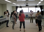 抱きかかえながらのあそびうた。（東図書館　「赤ちゃんと楽しむわらべうた」）