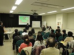 昨年度の様子（東図書館　名古屋市図書館90周年記念「東区高校生ビブリオバトル　2013」）の大きな画像へ