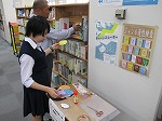 ティーンズコーナーの展示替え中です。（東図書館　「ティーンズサポーター」平成25年度活動報告）