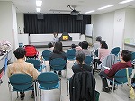 第2回の様子。参加者による紙芝居の実演。（東図書館　子どもと本の講座「みんなで楽しむ紙芝居」）