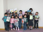 みんなすてきなバッグができました。（港図書館　なごやっ子読書週間記念工作会「絵本の表紙を使ってペーパーバッグをつくろう！」）