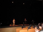 「あらしのよるに」の朗読です。（中川図書館　なごやっ子読書週間記念行事「親子で楽しむ絵本の世界～音楽にのせて～」の大きな画像へ）