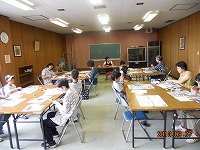 講座の様子(守山図書館 名古屋市図書館90周年記念講座「絵手紙をつくろう!」)