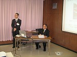 講師の村上弘氏（右）（緑図書館　文化講演会「東海道・鳴海宿を歩く～目に見えるものから鳴海を読む～」）