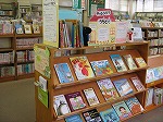 本の展示の様子（名東図書館　「なごやっ子読書週間チャレンジ！うちどく（家読）」の大きな画像へ