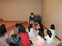 おはなし会の様子(天白図書館 なごやっ子読書週間記念行事「ご入学・ご進級おめでとう!小学生のためのおはなし会」)