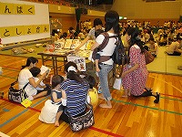 図書館ブースの様子。(天白図書館 「天白おやこ子育て広場 in Summer 2013」)