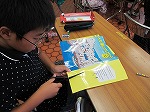 はさみで切って。（天白図書館　夏休み工作教室「絵本のカバーでペーパーバッグをつくろう」）の大きな画像へ