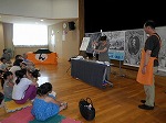 ガラスのビンを「しゅぽしゅぽ」中。（山田図書館　親子（孫）で楽しい大道仮説実験講座「しゅぽしゅぽ」）の大きな画像へ