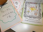 はりだした絵は、綴じて見られるようになっています。（山田図書館　「なつやすみ　おきにいりの登場人物をかこう！」）の大きな画像へ