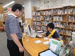 カウンターも体験しました。（山田図書館　子ども図書館大使）の大きな画像へ