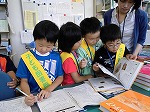 百科事典で調べもの･･･これも大事な仕事です。（南陽図書館　子ども図書館大使）の大きな画像へ