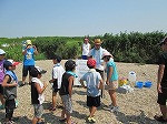 透視度計で川の水と水道水を比較。一見、川の水はきれいに見えますが、水道水と比べると濁っていることが分かります。（楠図書館　「子どもかんきょう講座」）の大きな画像へ