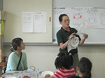 説明をしっかり聞いて。（富田図書館　こうさく会「空気であそぼう」）の大きな画像へ