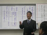 歌を披露する宮田先生。（富田図書館　宮沢賢治講座「『銀河鉄道の夜』解読―その魅力に迫る―」）