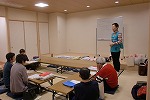 保健師である講師のお話に聞き入る皆さん(徳重図書館 緑区制50周年記念・防災講座「『いのちをまもる』おはなしと防災グッズ作り」)