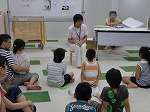 小学生に南吉童話を語る小野さん。(徳重図書館 「新美南吉に関するブックトークと講演会」)の大きな画像へ